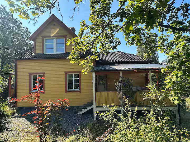 Centralt möblerat hus i Flen – villa